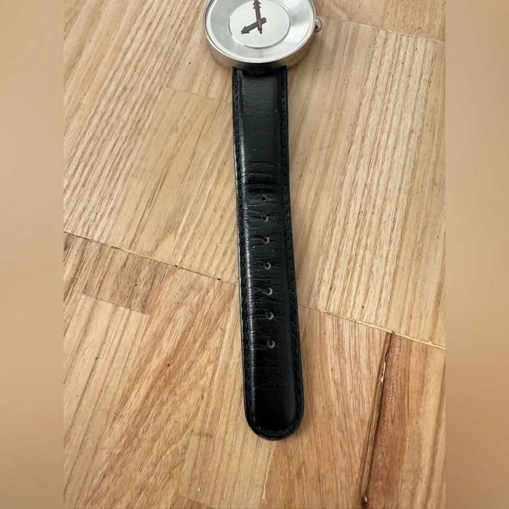 Unbranded silver tone black leather retro watch NEW BATTERY